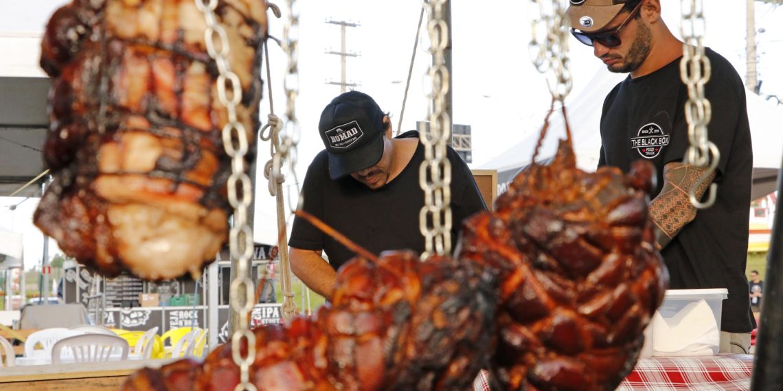 MUITO CHURRASCO E CERVEJA PARA COMEMORAR O DIA DOS PAIS